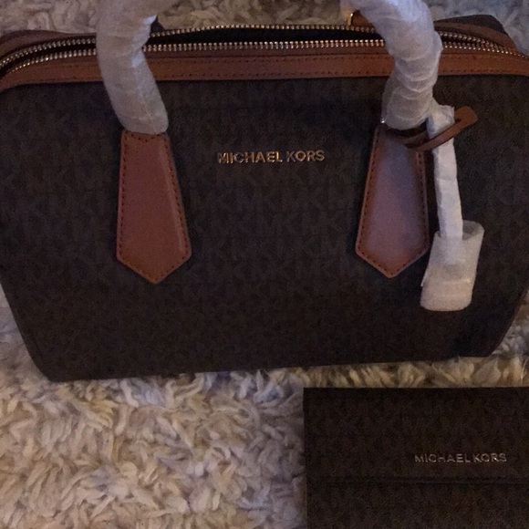 🔥🔥SOLD!!!🔥🔥🌟🌟AUTHENTIC MICHAEL KORS SET! - Picture 2 of 5